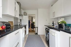 Bright and Spacious Philbeach Garden Apartment