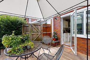 Bright and Spacious Philbeach Garden Apartment