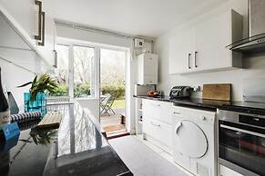 Bright and Spacious Philbeach Garden Apartment