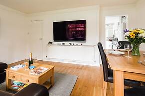 Bright and Spacious Philbeach Garden Apartment
