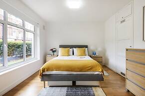 Bright and Spacious Philbeach Garden Apartment