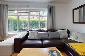 Bright and Spacious Philbeach Garden Apartment