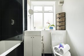 Bright and Spacious Philbeach Garden Apartment