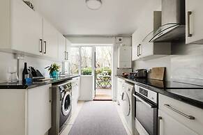 Bright and Spacious Philbeach Garden Apartment