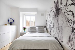 Bright and Spacious Philbeach Garden Apartment