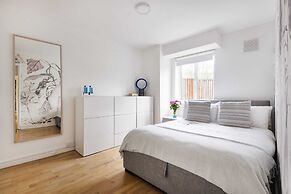 Bright and Spacious Philbeach Garden Apartment