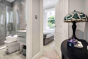 Bright and Modern Bayswater Apartment