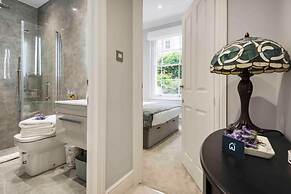 Bright and Modern Bayswater Apartment