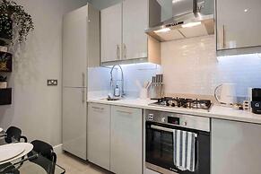 Bright and Modern Bayswater Apartment