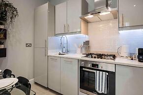 Bright and Modern Bayswater Apartment