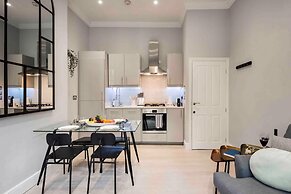 Bright and Modern Bayswater Apartment