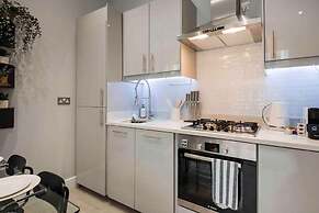 Bright and Modern Bayswater Apartment