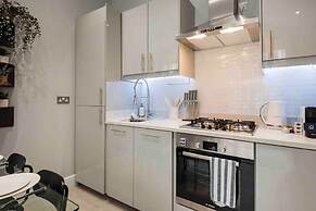 Bright and Modern Bayswater Apartment