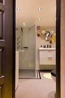 Bright Warwick Chambers Apartment