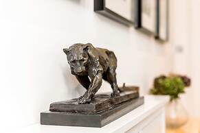 Bright Warwick Chambers Apartment