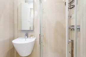 Bright Warwick Chambers Apartment