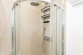 Bright Warwick Chambers Apartment