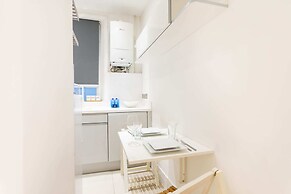 Bright Warwick Chambers Apartment