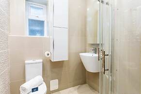 Bright Warwick Chambers Apartment