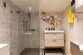 Bright Warwick Chambers Apartment