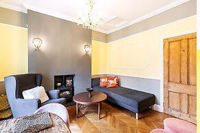 Bright 1BR + Balcony by Hyde Park