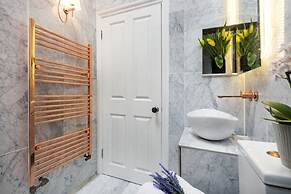 Bright 1BR + Balcony by Hyde Park