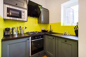 Bright 1BR + Balcony by Hyde Park