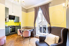 Bright 1BR + Balcony by Hyde Park