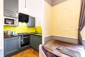 Bright 1BR + Balcony by Hyde Park