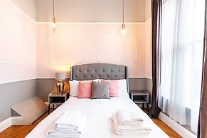 Bright 1BR + Balcony by Hyde Park