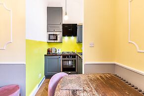 Bright 1BR + Balcony by Hyde Park