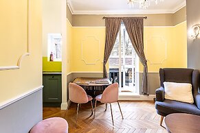 Bright 1BR + Balcony by Hyde Park