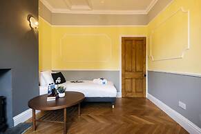 Bright 1BR + Balcony by Hyde Park