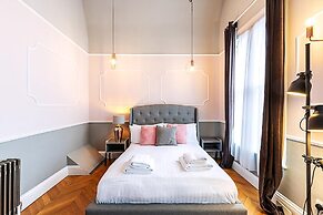 Bright 1BR + Balcony by Hyde Park