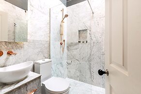 Bright 1BR + Balcony by Hyde Park