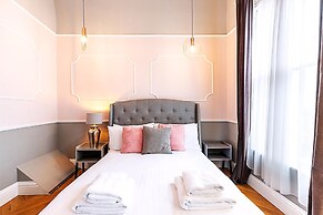 Bright 1BR + Balcony by Hyde Park