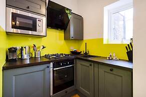 Bright 1BR + Balcony by Hyde Park