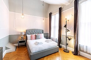 Bright 1BR + Balcony by Hyde Park