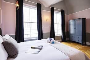 Bright 1BR + Balcony by Hyde Park
