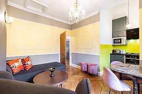 Bright 1BR + Balcony by Hyde Park