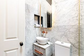 Bright 1BR + Balcony by Hyde Park