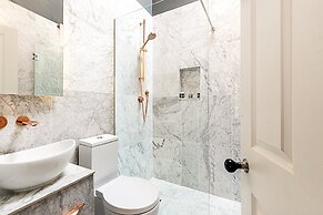 Bright 1BR + Balcony by Hyde Park