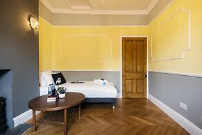 Bright 1BR + Balcony by Hyde Park
