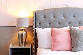 Bright 1BR + Balcony by Hyde Park