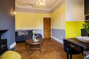 Bright 1BR + Balcony by Hyde Park