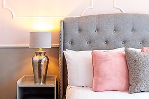 Bright 1BR + Balcony by Hyde Park