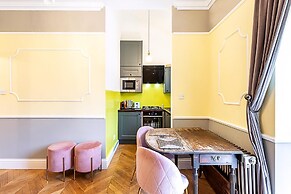Bright 1BR + Balcony by Hyde Park