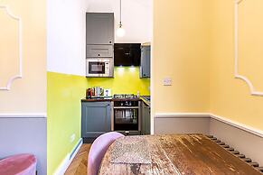 Bright 1BR + Balcony by Hyde Park