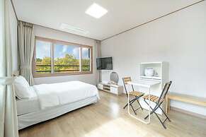 Jeju Gwaneumsa Ganeun gil Pension