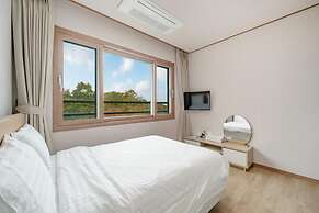 Jeju Gwaneumsa Ganeun gil Pension